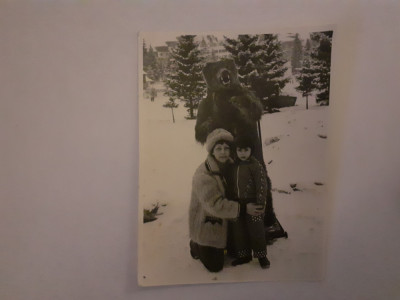 Fotografie dimensiune CP cu mamă cu copil la Poiana Brașov &amp;icirc;n 1980 foto