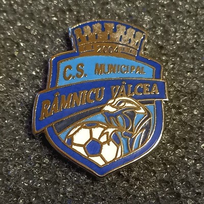 Insigna fotbal - CS MUNICIPAL RAMNICU-VALCEA foto