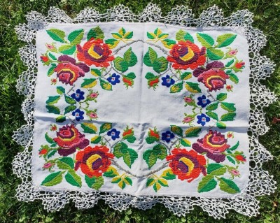 Fata de masa taraneasca veche lucru manual cusatura broderie de mana pe panza tesuta in casa, margini dantela crosetata, 71x 60cm foto