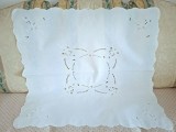 Fata de masa din bumbac cu broderie manuala florala sparta.