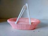 Jucarie vintage cosulet pe plastic cu manere, 16.5x9cm