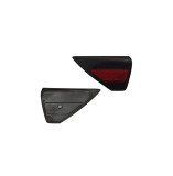 Element reflectorizant catadioptru Tesla Model 3, 07.2017-12.2023; Model Y, 03.2020-, montare spate, stanga, Clapeta portului de incarcare; cu bandou