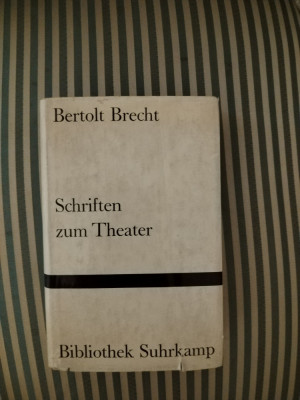 Bertolt Brecht Schriften zum Theater. Uber eine nicht aristotelische Dramatik foto