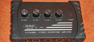 CAD HA4 este un amplificator stereo compact pentru căști, cu patru canale și controale individuale de volum. foto