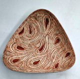 bol din ceramica glazurata forma de rinichi triunghiulara 568 / 26 A anii &#039;60 decor retro mid century modern rosu caramiziu si crem