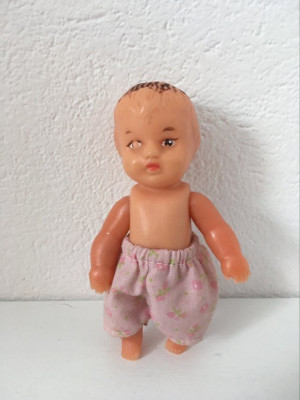 Papusa / papusica bebelus Aradeanca, anii 70, 11 cm, plastic cu cauciuc foto