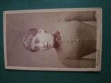 fotografie galerie ,atelier KRZIWANEK -WIEN ,dimensiuni 11 cm x 6 cm, anul 1885 , tanara trasa prin inel , corespondenta si datare pe verso