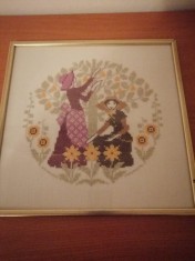 Tablou vechi cusut brodat broderie veche inramata lucrat manual gradinare femei in gradina de flori tesut cu fir auriu rama sticla