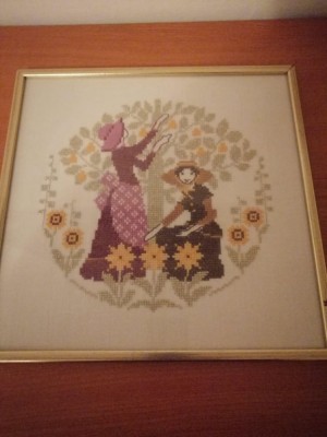 Tablou vechi cusut brodat broderie veche inramata lucrat manual gradinare femei in gradina de flori tesut cu fir auriu rama sticla foto