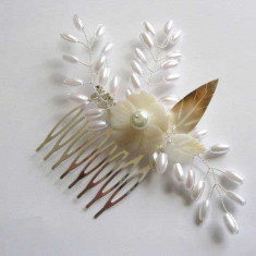 Pieptan mireasa lucrat manual cu perle artificiale, floare si frunze sidef 27122