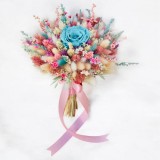 Buchet mic cu trandafir criogenat central si mix de flori naturale uscate, roz-albastru