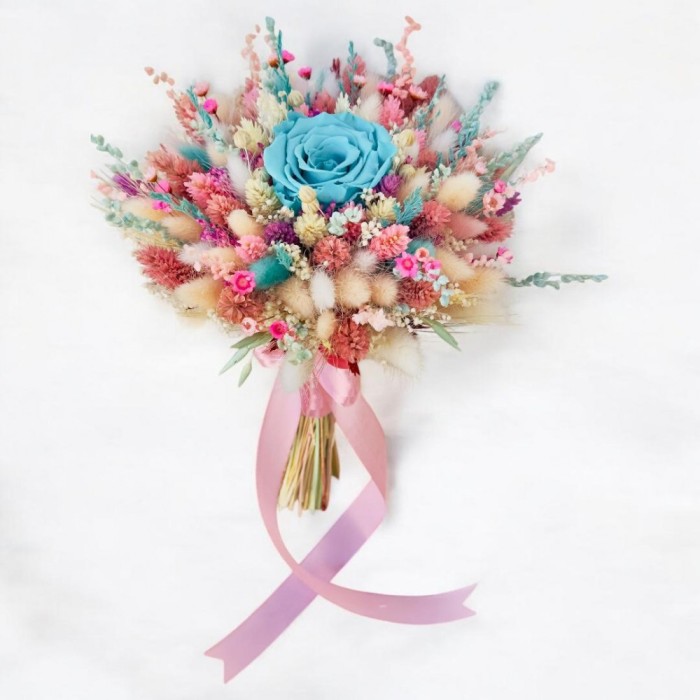 Buchet mic cu trandafir criogenat central si mix de flori naturale uscate, roz-albastru
