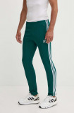 Adidas Originals pantaloni de trening culoarea verde, cu imprimeu IP0419