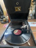 Patefon *His Master*s Voice*, model 1910-1930, in stare de functionare foarte buna.