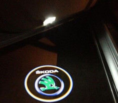 Proiector usa holograma set lampi logo sigla emblema noua Skoda foto