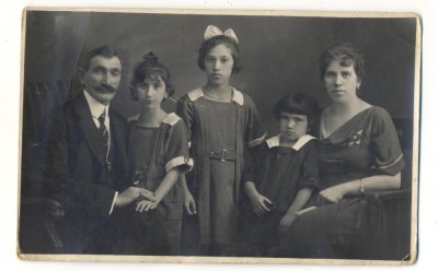 AD 1798 C.P.VECHE- FAMILIE IN TINUTA DE EPOCA -FOTO JULIETTA, BUCAREST-1920 foto