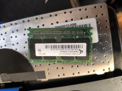 memorie htc shift x9500 hys64t128020eml-5-b - 1GB DDR2-400MHz PC2-3200m-333-12-a0 foto