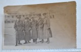 Cumpara ieftin Fotografie militară sovietică &ndash; cca. 1950 &ndash; grup de 5 ofițeri &icirc;n paltoane