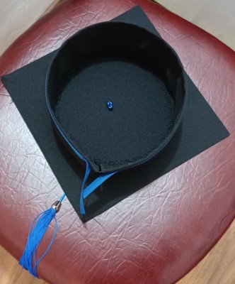 Toca absolvire cu bentita albastra si esarfa albastra foto