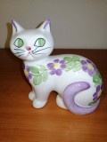Figurina statueta pisica ceramica de colectie veche arta ceramica Guldkroken Hjo Suedia pictat manual flori mov verde pastel