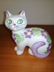Figurina statueta pisica ceramica de colectie veche arta ceramica Guldkroken Hjo Suedia pictat manual flori mov verde pastel