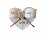 Set 2 cesti de cafea cu suport in forma de inima, Love, Mr, Mrs, Alb, 106MK