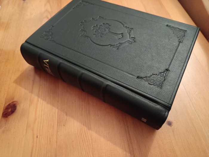 BIBLIA 1944 TIPĂRITĂ IN ZILELE MS MIHAI I/ PF NICODIM-RELEGATA,RECOPERTATA PIELE