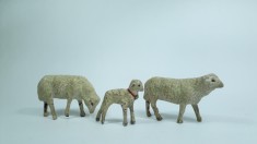 m Jucarii foarte vechi, doua oi si un miel, animale domestice