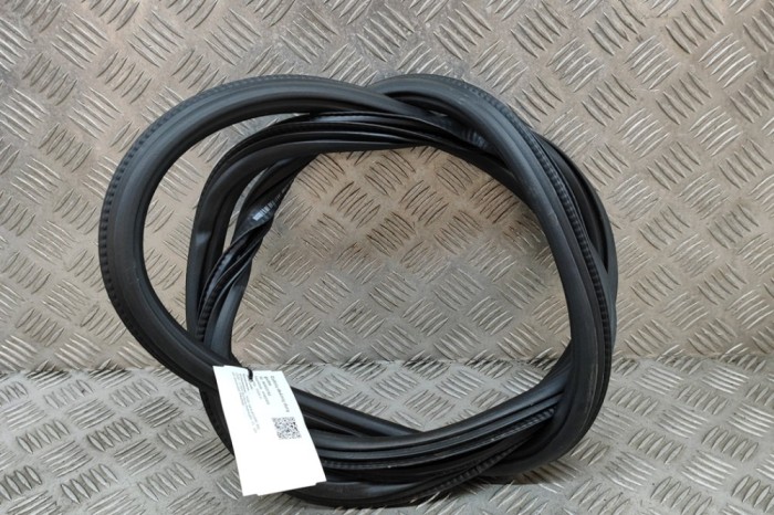 Garnitura ușă dreapta spate AUDI A4 Avant 8W2, B9 2023 OEM: 8W9833721B | 24923765
