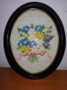 Tablou cusut brodat broderie inramata lucrat manual buchet de flori rama ovala sintetica sticla protectie