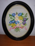Tablou cusut brodat broderie inramata lucrat manual buchet de flori rama ovala sintetica sticla protectie