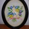Tablou cusut brodat broderie inramata lucrat manual buchet de flori rama ovala sintetica sticla protectie