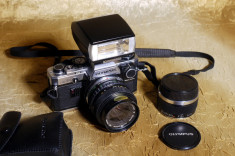 Aparat foto pe film Olympus OM10 cu blitz, adaptor manual si accesorii. Japan. foto