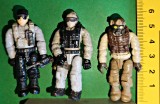 Set 3 figurine Mega Construx Call of Duty Mega Bloks 5 cm h, articulatii mobile : 1 la cap, 3 la m&acirc;ini , 1 la mijloc și 2 la picioare. Fara accesorii, Fortnite