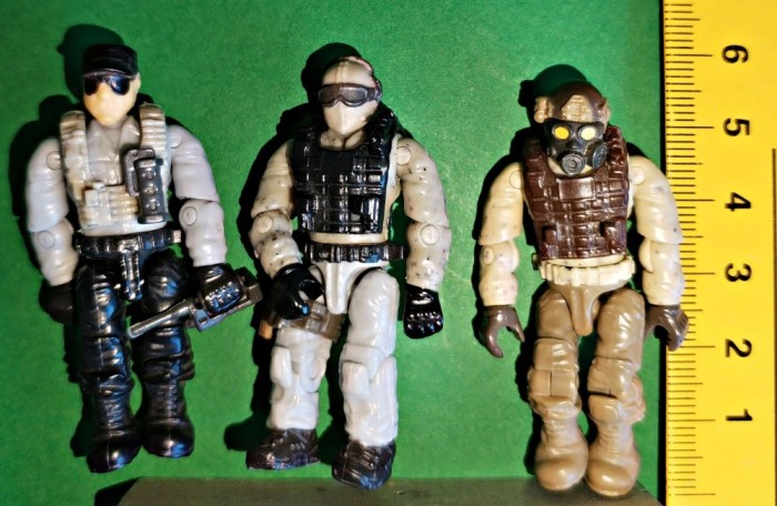 Set 3 figurine Mega Construx Call of Duty Mega Bloks 5 cm h, articulatii mobile : 1 la cap, 3 la m&acirc;ini , 1 la mijloc și 2 la picioare. Fara accesorii