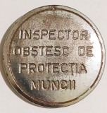 INSIGNA INSPECTOR OBSTESC DE PROTECTIA MUNCII RPR METAL ALB DIAMETRU 75 MM RARA ( CITITI DESCRIEREA -ENUNTUL )