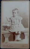 Fotografie tip CDV, Fetita cu ghetute si rochita, inceput de secol XX