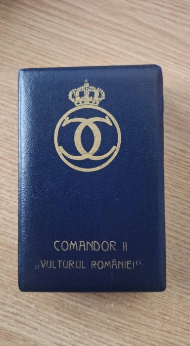 Ordinul Vulturul Rom&acirc;niei in grad de Comandor 2 , in cutia aferentă, panglica cu legăturile originale, multiple marcaje pe inel. Piesa superbă. RR!!