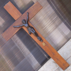 CRUCIFIX DIN LEMN CU STATUETA DIN ANTIMONIU - VECHI- MODEL MARE 70 X 39 CM 2 KG foto