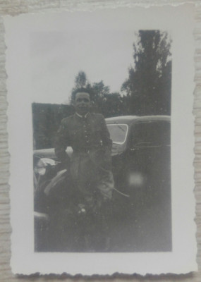 Soldat roman cu automobil de epoca// fotografie foto