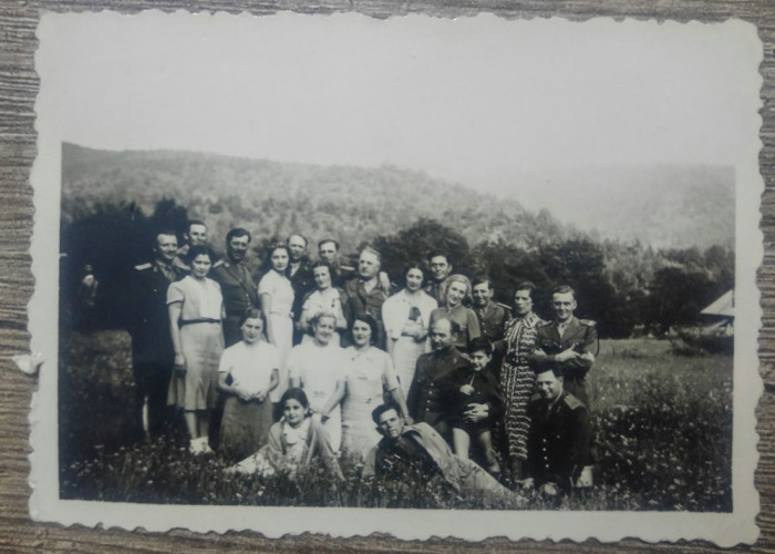 Ofiteri cu familiile la munte/ fotografie