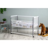 Patut bebe lemn Qmini Maya cu laterala culisanta, alb, 120x60 cm, saltea cocos 10 cm