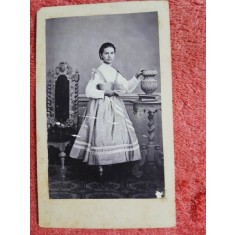 Fotografie tip CDV, tanara cu fusta cu bretele, inceput de secol XX