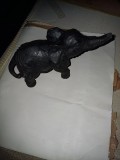 CY Elefant negru interesant din rasina / fara o parte din trompa / H 12 cm 275 g