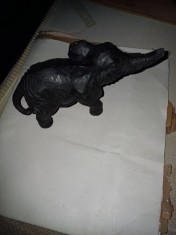 CY Elefant negru interesant din rasina / fara o parte din trompa / H 12 cm 275 g