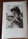 QW18 60 - Fotografie foarte veche - tinara domnisoara - an 1955, Alb-Negru, Europa, Portrete