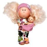 Cumpara ieftin Papusa Nines D'Onil Mia cu parul blond, articulatii si bebelus, miros de vanilie, 30 cm