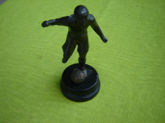 Fotbalist cu mingea, statueta din bronz foto