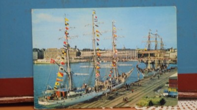 VELIERE CU MARELE PAVOAZ ARBORAT DE ZIUA MARINEI, HELSINKI, FINLANDA- CIRCULATA foto
