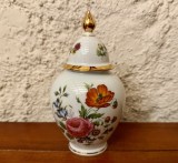 VAS CU CAPAC DIN PORTELAN FIN- DECOR CU FLORI H18cm